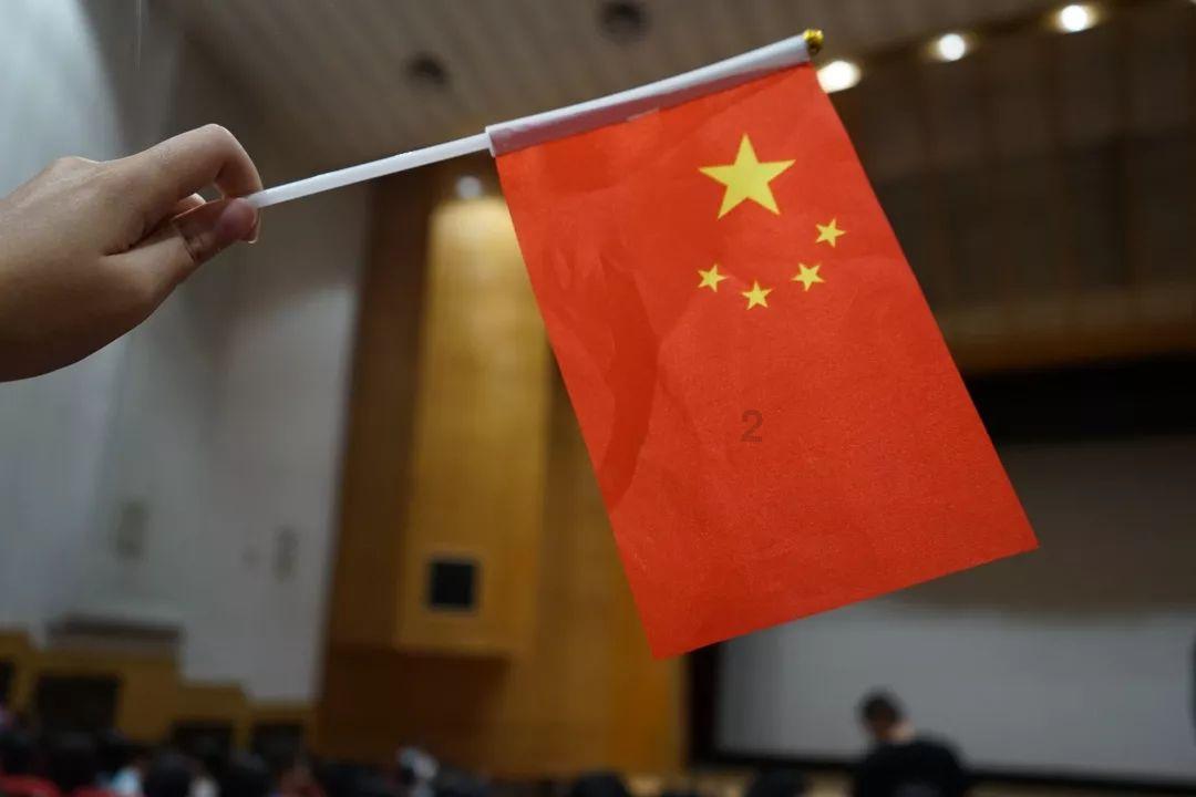 我喜欢的女孩，她问我爸爸叫什么名字，是什么意思？她是喜欢我吗？游戏画面